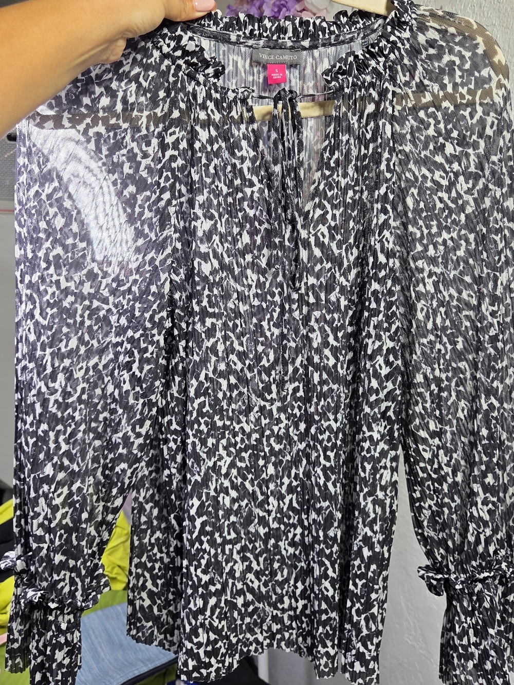 VINCE CAMUTO Black & White Abstract Print Smocked Neck Blouse Size S - Picture 5 of 7